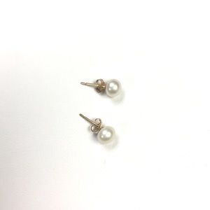 Cream colored fresh water pearl stud earrings.